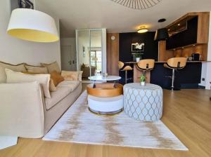 Istumisnurk majutusasutuses Sublime appartement 4 étoiles neuf T3 àPuteaux 61m2 proche La Défense, 10m2 de terrasse avec magnifique vue