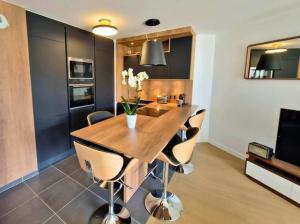 Kuchyň nebo kuchyňský kout v ubytování Sublime appartement 4 étoiles neuf T3 àPuteaux 61m2 proche La Défense, 10m2 de terrasse avec magnifique vue