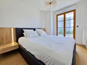 Voodi või voodid majutusasutuse Sublime appartement 4 étoiles neuf T3 àPuteaux 61m2 proche La Défense, 10m2 de terrasse avec magnifique vue toas