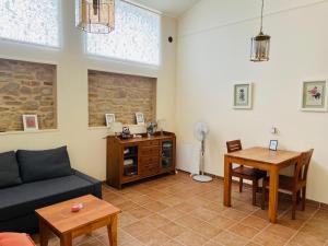 ein Wohnzimmer mit einem Sofa und einem Tisch in der Unterkunft Casa Ripa Guest House in Cupramontana