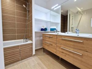 Koupelna v ubytování Sublime appartement 4 étoiles neuf T3 àPuteaux 61m2 proche La Défense, 10m2 de terrasse avec magnifique vue
