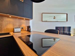 Kuchyň nebo kuchyňský kout v ubytování Sublime appartement 4 étoiles neuf T3 àPuteaux 61m2 proche La Défense, 10m2 de terrasse avec magnifique vue + 7 fotografií