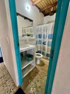 La salle de bains est pourvue de toilettes, d'un lavabo et d'un miroir. dans l'établissement Casa Manglar, à Tolú