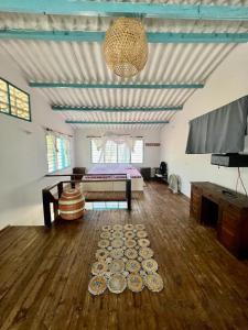 Cette chambre comprend un lit et quelques assiettes au sol. dans l'établissement Casa Manglar, à Tolú