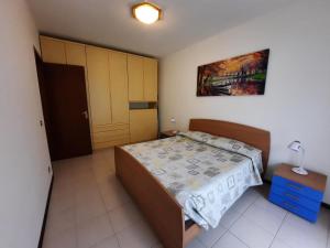 a small bedroom with a bed and a night stand at 200 passi in Cannero Riviera
