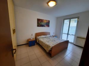 a bedroom with a bed and a large window at 200 passi in Cannero Riviera