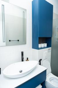 La salle de bains est pourvue d'un lavabo blanc et d'une armoire bleue. dans l'établissement Azzurro City Sarajevo, à Sarajevo 54 autres photos