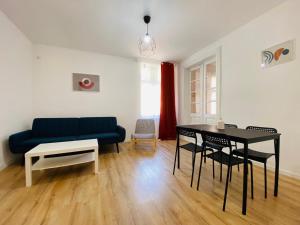 ein Wohnzimmer mit einem blauen Sofa und einem Tisch in der Unterkunft Sasca 362 Ap2 in Vîrîţi