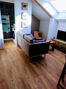 Una sala de estar con un sofá y un televisor. en VKLS 4 Appartement T2, en Languidic 15 fotos más
