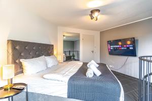 1 dormitorio con 1 cama y TV de pantalla plana en Apartment Köln en Colonia