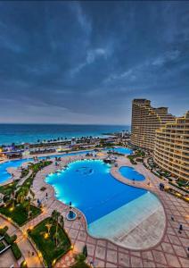 eine Luftansicht eines Resorts mit einem großen Pool in der Unterkunft بورتو السخنه -Hotel Porto vib in Ain Suchna
