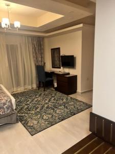 ein Schlafzimmer mit einem Schreibtisch und einem Computer in einem Zimmer in der Unterkunft بورتو السخنه -Hotel Porto vib in Ain Suchna