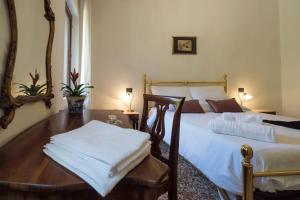 a bedroom with a bed and a wooden table with a table at Giselda Courtyard Retreat in Venice