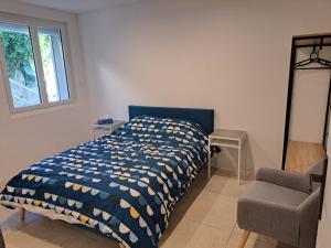 a bedroom with a bed and a chair and a window at Bas Villa, Vue mer, Centre ville, Paradis, calme in Hyères