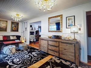uma sala de estar com uma grande cómoda de madeira em La Tremblante em Mont-Tremblant