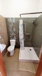 Gościniec Krys في جنين: حمام مع مرحاض وحوض استحمام