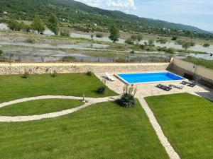 Bazén v ubytování Aragvi Riverside nebo v jeho okolí