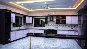 Photo de la galerie de l'établissement Renovated modern apartment, à New Mīrpur