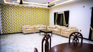 Photo de la galerie de l'établissement Renovated modern apartment, à New Mīrpur 2 autres photos