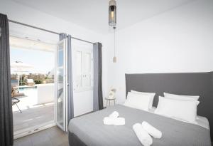 ein Schlafzimmer mit einem Bett mit zwei Handtüchern darauf in der Unterkunft Sol Mykonos Studios in Plintri