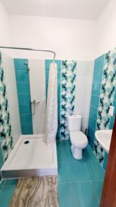 Gościniec Krys في جنين: حمام ازرق وابيض مع مرحاض ومغسلة