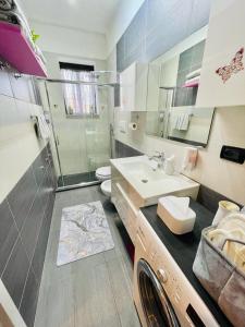 een badkamer met een wastafel, een toilet en een douche bij Lady Hana in Marghera