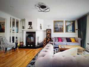 La Tremblante في مونت تريمبلانت: غرفة معيشة مع أريكة ومدفأة