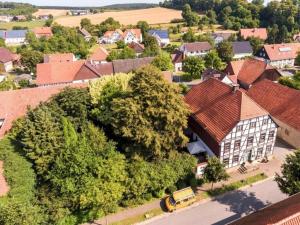 una vista aerea di un piccolo villaggio con una casa di Majestic apartment in Brakel a Brakel