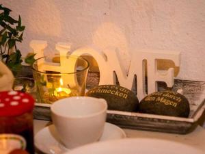 Un cartello che dice mamma con tre candele e una tazza di Majestic apartment in Brakel a Brakel