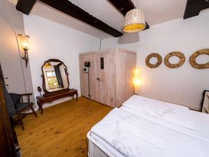 una camera con letto bianco e specchio di Majestic apartment in Brakel a Brakel