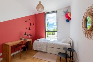 Posteľ alebo postele v izbe v ubytovaní LA CONTEMPORAINE au calme avec sa piscine, wifi fibre, 8 personnes