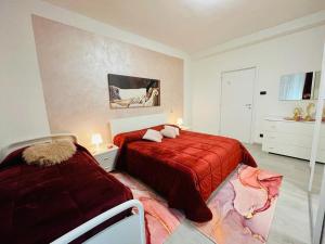 1 Schlafzimmer mit 2 Betten mit roter Decke in der Unterkunft Lady Hana in Marghera