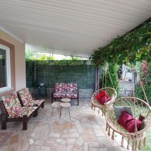 eine Terrasse mit Schaukelstühlen und einem Tisch in der Unterkunft Villa Silva in Ohrid
