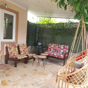 eine Terrasse mit 2 Stühlen und einer Hängematte in der Unterkunft Villa Silva in Ohrid