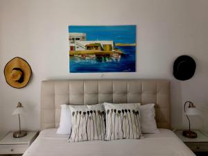 Schlafzimmer mit einem Bett mit Wandgemälde in der Unterkunft Εvi Evan Hotel in Galissas