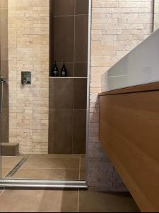 prysznic ze szklanymi drzwiami i 2 butelkami w obiekcie Top Line & Modern Apartments in Ioannina w mieście Janina +37 zdjęć