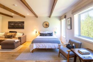 a bedroom with a bed and a couch at Sun Valley Atelier Condo in Perfect Location in Sun Valley