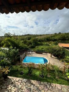Pogled na bazen u objektu Casa Cantinho da Paz, seu lazer completo, churrasqueira, piscina e muita tranquilidade ili u blizini