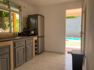 Kuchyň nebo kuchyňský kout v ubytování Bas de villa de 3 chambres et spa