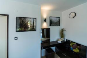TV a/nebo společenská místnost v ubytování Kadiyata Guest House