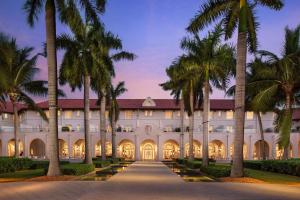 un edificio con palmeras delante en Casa Marina Key West, Curio Collection by Hilton, en Key West
