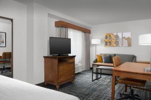 En tv och/eller ett underhållningssystem på Homewood Suites by Hilton Omaha - Downtown