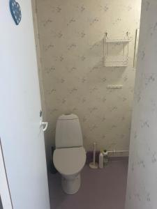 W pokoju znajduje się łazienka z białą toaletą. w obiekcie Sjönära stuga Bottnaryd w mieście Bottnaryd