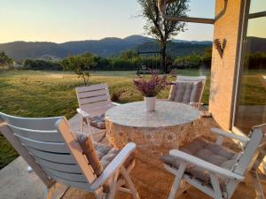 eine Terrasse mit einem Tisch und Stühlen mit Aussicht in der Unterkunft Villa Silva in Ohrid