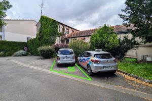 zwei nebeneinander in einer Einfahrt geparkt in der Unterkunft Grand duplex - Parking privé - Centre - Calme in Toulouse