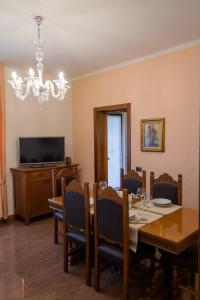 une salle à manger avec une table et un lustre dans l'établissement Agriturismo Pino Argentato, à Bussolengo