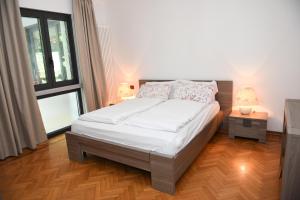 sypialnia z łóżkiem i dużym oknem w obiekcie Villa Sergio w mieście Bardolino +37 zdjęć