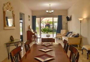 a dining room and living room with a table and chairs at FINCA LUZ DEL MAR in Topolobampo