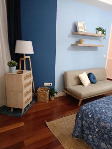 1 dormitorio con sofá y mesa con lámpara en Pleno centro de Bilbao, en Bilbao 2 fotos más
