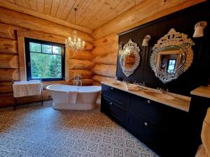 HeimbuchenthalにあるEveningwood - DTV 5 Sterne Luxus Hüttenparadies, Blockhausのバスルーム(バスタブ、洗面台、鏡付) +85枚の写真
